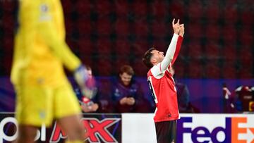 Santiago Giménez celebra el primer gol que marcó en Champions vs la Lazio