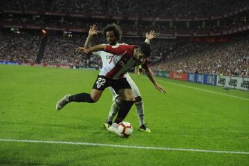 Marcelo tussles with Raúl García during Saturday night's 1-1 LaLiga draw in Bilbao.