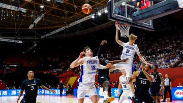 Mikael Jantunen y Miika Muurinen, de Finlandia, luchan por el rebote ante Bahamas.