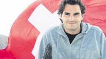 <b>SATISFECHO. </b>Roger Federer posa con el trofeo de Indian Wells.