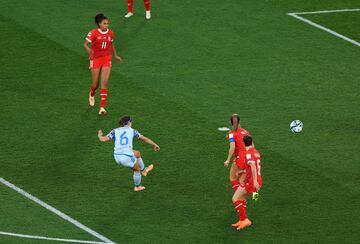 El centro de Salma lo remató Alba Redondo. El rechace lo aprovechó Aitana para marcar el primer gol del encuentro. 