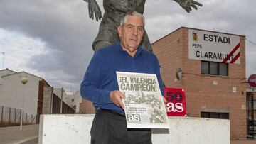 Pepe Claramunt posa con la portada de AS de 1971. 