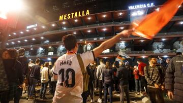 Un aficionado del Valencia, con la camiseta de Parejo.