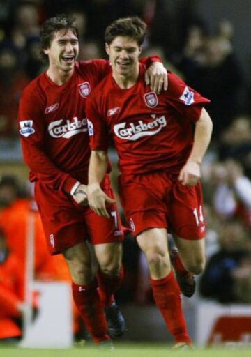 Xabi Alonso celebra con Kewell su primer gol en Anfield, fue al Arsenal en partido de Liga. El partido acabó 2-1.