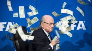 El presidente de la FIFA, Joseph Blatter, bajo una lluvia de billetes que le lanzó el humorista británico Simon Brodkin.