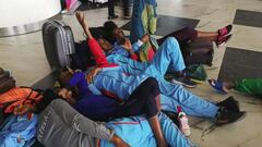 Los atletas que pasaron tres noches en el aeropuerto, en imágenes