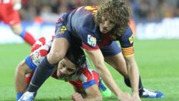 GARRA. Puyol y Falcao caen tras un salto en el que ambos peleaban el balón. El rojiblanco lo bajó con el pecho. Se hizo daño al caer, pero la dolencia no revistió gravedad.