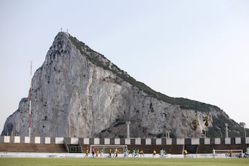 Situado en los alrededores del Pe?n de Gibraltar, un macizo rocoso unido a la pennsula ibrica por un istmo de arena, es la casa de la seleccin de Gibraltar.