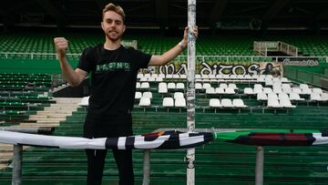 Peque posa para AS en la Gradona de Los Malditos, el fondo de animación de Los Campos de Sport de El Sardinero.