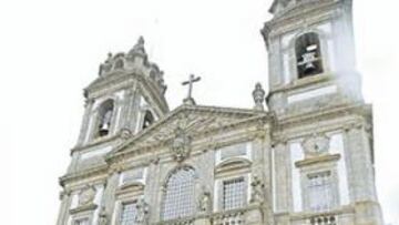 <b>DE TURISMO. </b>Ranieri ante la iglesia del Santuario del Buen Jesús de Braga, donde el Parma jugó UEFA.