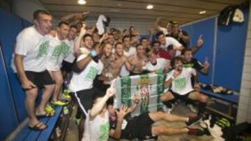 Los jugadores del Córdoba celebran el ascenso.