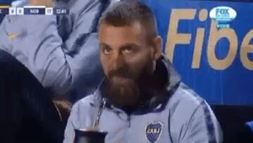 El Tano, que no jugó porque se recupera de una lesión, vio el partido al costado del campo de juego y disfrutó de una costumbre bien argentina.