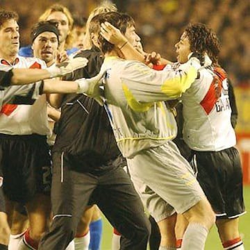 En las semifinales de 2004 los ánimos estaban muy calientes y durante todo el partido los encontronazos fueron frecuentes hasta que durante una de las múltiples broncas Gallardo arañó en la cara a Abbondanzieri.