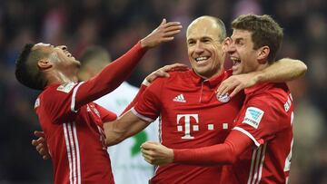 (L-R) Bayern Munich's Spanish midfielder Thiago Alcantara, Bayern Munich's Dutch midfielder Arjen Robben and Bayern Munich's striker Thomas Mueller celebrate after the fourth goal for Munich during the German first division Bundesliga football match between FC Bayern Munich and Wolfsburg in Munich, southern Germany, on December 10, 2016. / AFP PHOTO / CHRISTOF STACHE / RESTRICTIONS: DURING MATCH TIME: DFL RULES TO LIMIT THE ONLINE USAGE TO 15 PICTURES PER MATCH AND FORBID IMAGE SEQUENCES TO SIMULATE VIDEO. == RESTRICTED TO EDITORIAL USE == FOR FURTHER QUERIES PLEASE CONTACT DFL DIRECTLY AT + 49 69 650050