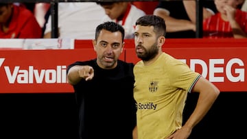 Jordi Alba, con Xavi en Sevilla.