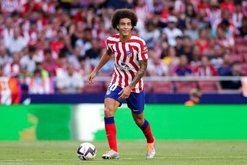 Axel Witsel (Lieja, B¨¦lgica, 1989) lleg¨® con la carta de libertad tras cuatro a?os en el Dortmund. El Atleti lo fich¨® como el 5 que ansiaba Simeone, pero el d¨ªa de su debut fue central. Lo que pareci¨® una situaci¨®n puntual, no lo era en realidad. El belga ha jugado m¨¢s de sus partidos en la l¨ªnea defensiva y verlo en el centro del campo ha sido lo extra?o. Pese a las limitaciones de no conocer el oficio y de haber perdido velocidad, fue uno de los rojiblancos con mejor rendimiento en la 23-24.