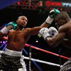 Mayweather vence a Berto y se retira invicto con récord de 49-0