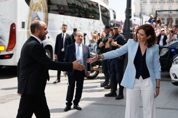 La presidenta de la Comunidad de Madrid, Isabel Díaz Ayuso, recibe al entrenador del Real Madrid de baloncesto, Chus Mateo.