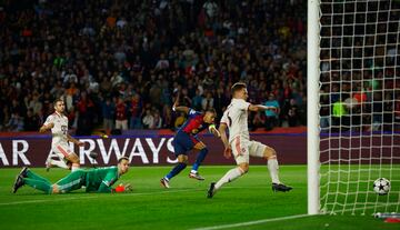 1-0. Fermín López asiste desde el medio del campo a Raphinha superando a Joshua Kimmich, el brasileño se va solo, sortea a Manuel Neuer y anota el primer tanto a placer.