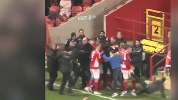 Insólito: este aficionado lesiona a un jugador de su equipo