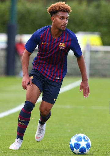 Con 17 años de edad, de la Fuente ya forma parte de las filas del Barca, club con el que firmó hasta 2020 y con el que se inició, ahora pertenece al segundo equipo y tiene un total de 516 minutos jugados.