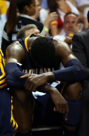 Roy Hibbert en el banquillo.
