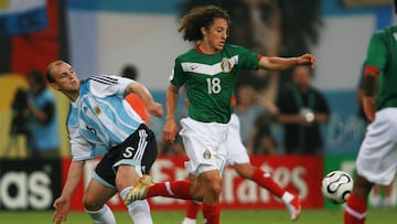 Foto de accion durante el partido Partido Argentina vs Mexico, Octavos de Final, Mundial Alemania 2006.en la foto: ESTEBAN CAMBIASSO, ANDRES GUARDADO
24/05/06/MEXSPORT
Estadio: Zentralstadion Leipzig, actualmente Red Bull Arena