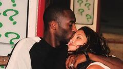 Kobe Bryant abrazado a su mujer y d&aacute;ndole un beso en la frente.