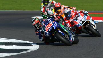 Maverick Viñales por delante de Dovizioso, Márquez y Crutchlow durante el GP de Gran Bretaña de MotoGP.