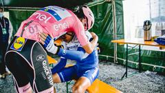 Joao Almeida se abraza a Fausto Masnada tras la 18&ordf; etapa del Giro de Italia con final en Laghi di Cancano y en la que se ascendi&oacute; al Stelvio.