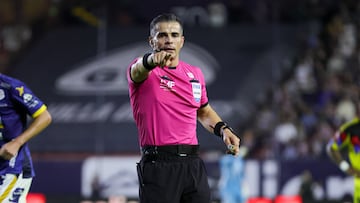 Referee Fernando Hernandez during the 10th round match between Atletico de San Luis and America as part of the Liga BBVA MX, Torneo Apertura 2025 at Alfonso Lastras Stadium, on September 24, 2025 in San Luis Potosi, Mexico.