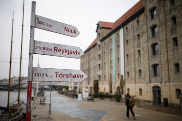 Un cartel frente a la oficina del Representante de Groenlandia en Copenhague señala los 3540 km que separan la capital de Groenlandia, Nuuk, junto a las capitales de Islandia y las Islas Feroe, el 25 de marzo de 2025 en Copenhague, Dinamarca. Groenlandia, que se convirtió en colonia danesa a principios del siglo XIX, obtuvo un autogobierno limitado en 2009, lo que le permitió gestionar sus asuntos internos, manteniendo al mismo tiempo el control danés sobre su defensa y política exterior. La reciente promesa de Donald Trump de obtener el control de la isla "de una forma u otra" ha provocado reacciones de indignación tanto en Copenhague como en Nuuk.