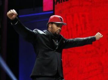 Este chaval con pose de Mohamed Ali es Robert Nkemdiche (Mississippi) despu¨¦s de ser elegido por los Arizona Cardinals. Otro refuerzo m¨¢s para la defensa de los Cardenales, que vuelan como una mariposa y pican como una abeja.