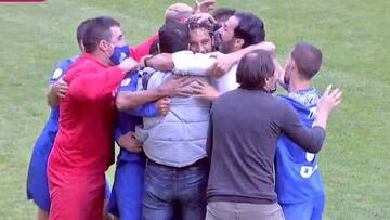 Al Watani celebra con los integrantes del banquillo del Melilla el gol que dio la victoria al equipo melillense en Talavera.
