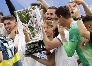 Modric y Benzema con la Copa de LaLiga. 