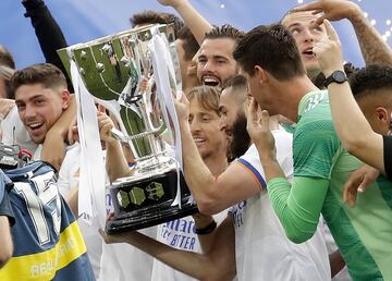 Modric y Benzema con la Copa de LaLiga. 