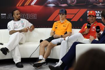 Lewis Hamilton (Mercedes), Oscar Piastri (McLaren) y Carlos Sainz (Ferrari), durante la rueda de prensa del GP de Abu Dhabi de F1 2024.