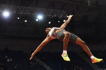 El atleta alemán Raphael Holzdeppe compite en salto de altura.

