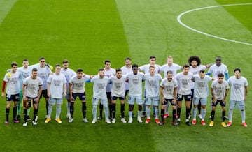Los jugadores del Valencia y Osasuna posan juntos con camisetas contra la superliga