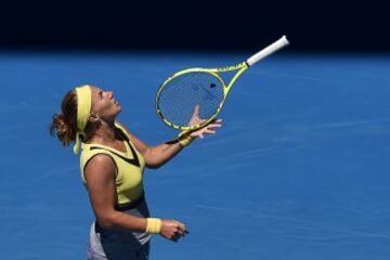 Svetlana Kuznetsova juega con su raqueta durante el partido que la enfrentó a su compatriota Anastasia Pavlyuchenkova.