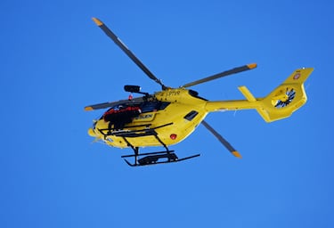 Lindsey Vonn es trasladada en helicóptero tras sufrir un accidente durante el descenso femenino.