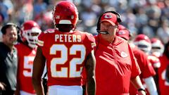 PBX18. Carson (United States), 24/09/2017.- Kansas City Chiefs head coach Andy Reid (R) tries to calm Chiefs cornerback Marcus Peters (L) after a vehement protest by Peter following a pass interference call against him in first half action of their NFL football game against the Los Angeles Chargers at StubHub Center in Carson, California, USA, 24 September 2017. The Chiefs won the game. (Protestas, Estados Unidos) EFE/EPA/PETERJONELEIT