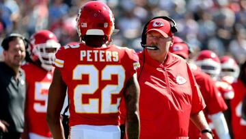 PBX18. Carson (United States), 24/09/2017.- Kansas City Chiefs head coach Andy Reid (R) tries to calm Chiefs cornerback Marcus Peters (L) after a vehement protest by Peter following a pass interference call against him in first half action of their NFL football game against the Los Angeles Chargers at StubHub Center in Carson, California, USA, 24 September 2017. The Chiefs won the game. (Protestas, Estados Unidos) EFE/EPA/PETERJONELEIT