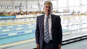 Fernando Carpeta posa delante de una piscina durante una competición.