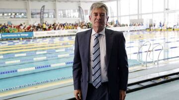 Fernando Carpeta posa delante de una piscina durante una competici&oacute;n.