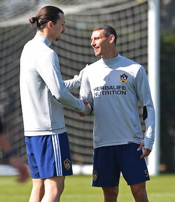 Zlatan Ibrahimovic saluda a Daniel Steres.