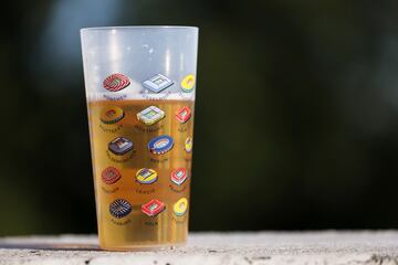 Una vista detallada de un vaso de cerveza de plástico con los estadios de la EURO 2024. 