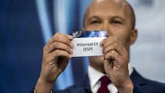 Mikael Silvestre saca la papeleta del Villarreal CF en el sorteo de cuartos de final de la Champions League.