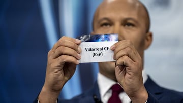 Mikael Silvestre saca la papeleta del Villarreal CF en el sorteo de cuartos de final de la Champions League.