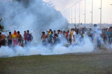 Los pueblos nativos de diferentes tribus de Brasil protestaron contra la política indígena del gobierno y de los costes de la Copa del Mundo de 2014. Los cuerpos de seguridad lanzaron gases lacrimógenos para evitar que los manifestantes se acercaran al estadio Mane Garrincha de Brasilia donde se exhibía la Copa del Mundo. 